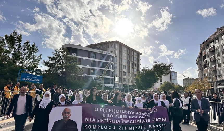 Van’da “Komploya Karşı Şimdi Kadın Zamanı” Yürüyüşü Başladı